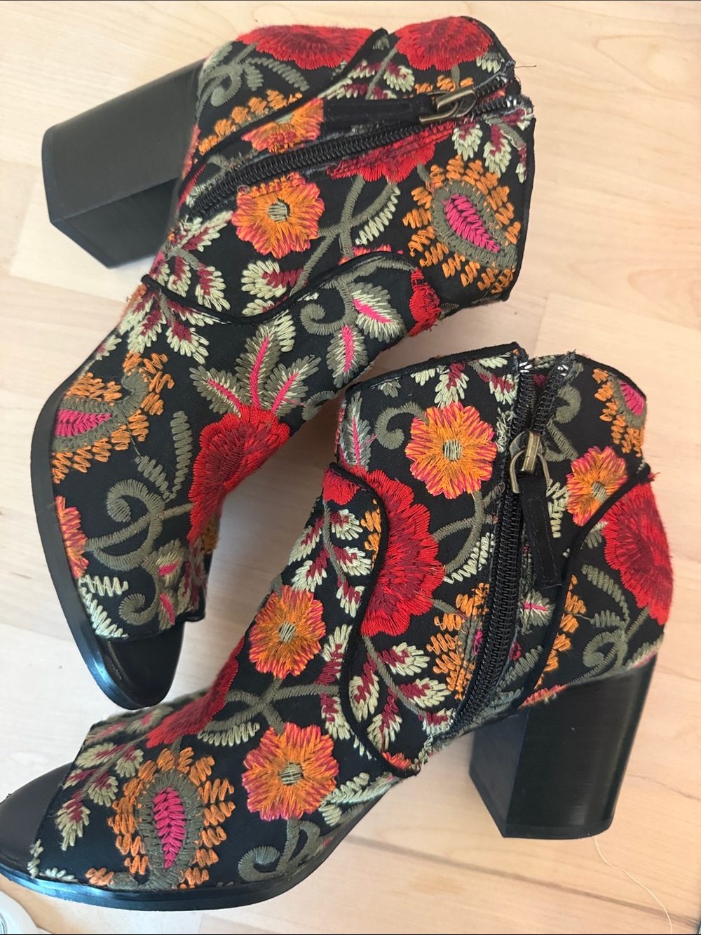 Crown Vintage embroidered peep toe boots. Size 6. - Picture 9 of 11